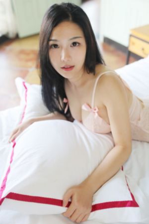 他趴在我两腿中间吸我_剧情片在线播放观看