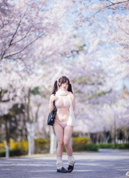 亚洲国产精品大学美女久久久爽_BD国语在线播放观看